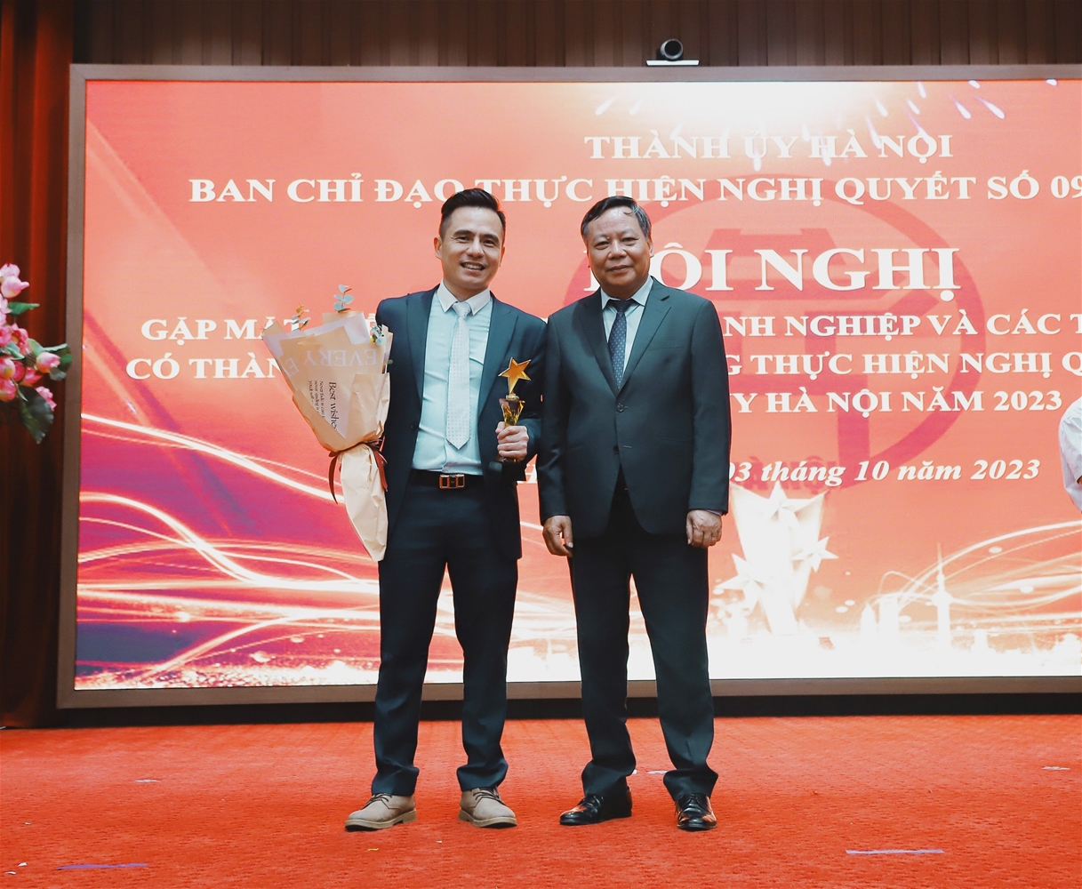 Đ/c Nguyễn Văn Phong Phó Bí thư Thành uỷ Hà Nội và Đ/c Tạ Đức Sơn Tổng giám đốc Công ty TNHH Hanopro (Việt Nam)