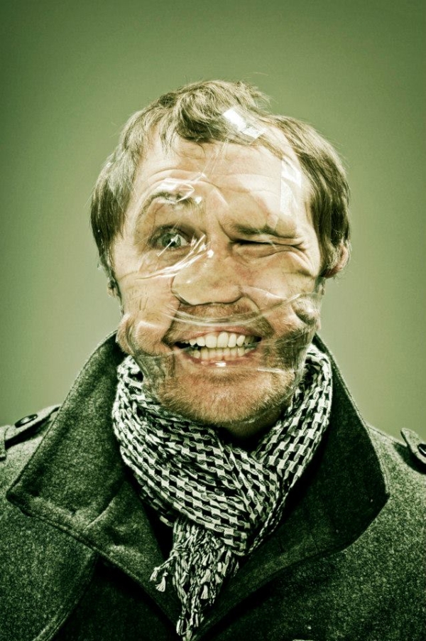 Hài hước những khuôn mặt biến dạng vì băng dính 5