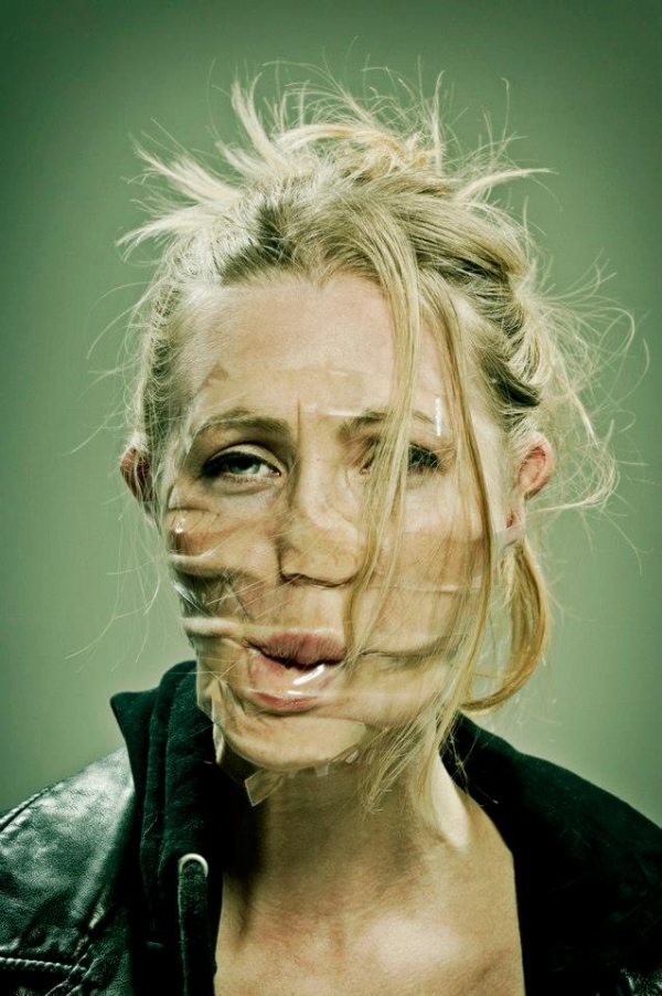 Hài hước những khuôn mặt biến dạng vì băng dính 8