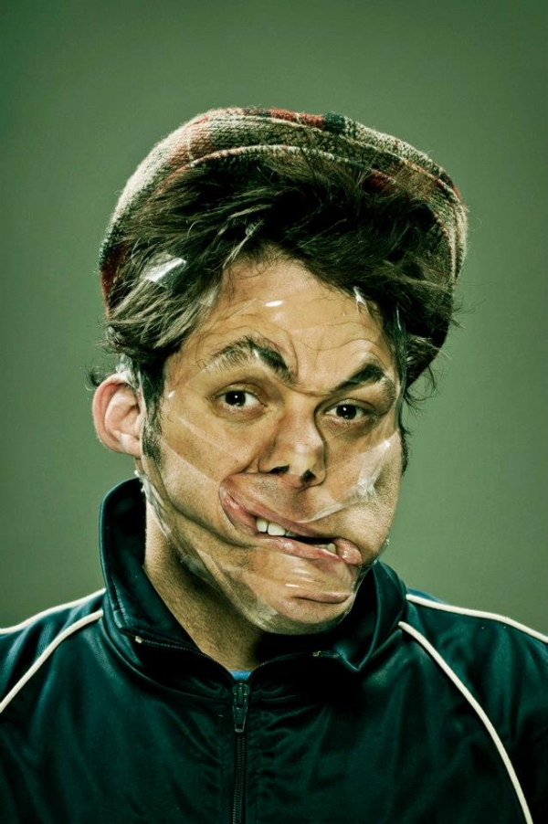 Hài hước những khuôn mặt biến dạng vì băng dính 9