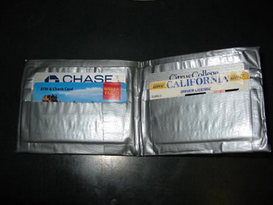 chiếc ví đựng tiền băng dính