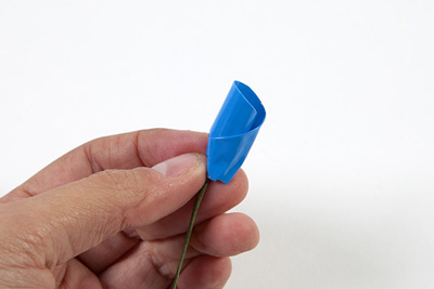 cuộn tròn cánh hoa lên đầu que