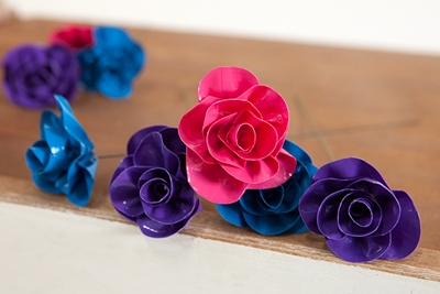 làm nhiều bông hoa với nhiều màu khác nhau