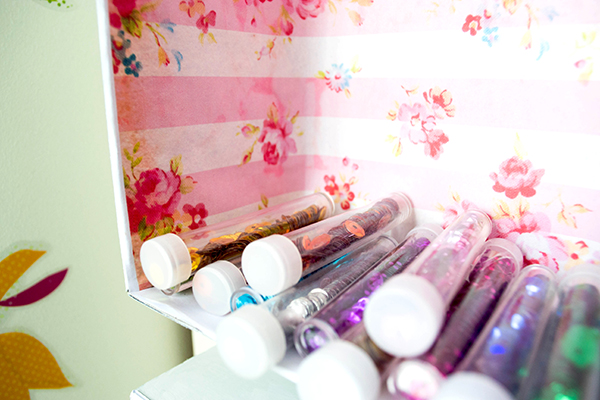 giá đựng đồ từ băng dính