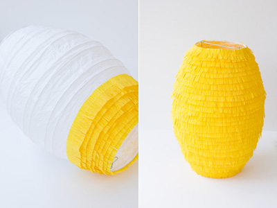 Gấp giấy nhún màu xanh làm lá dứa, cắt thành 3 kích thước lá lớn nhỏ khác nhau.