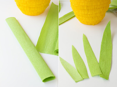 Cắt một đoạn kẽm dán giữa 2 chiếc lá để bạn có thể uốn cong tạo dáng lá dễ dàng.