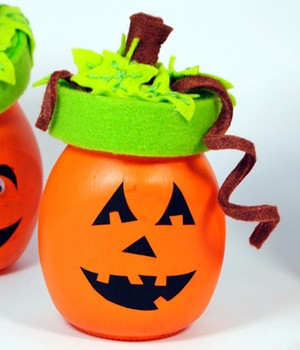 tận dụng lọ hoa làm bí ngô halloween