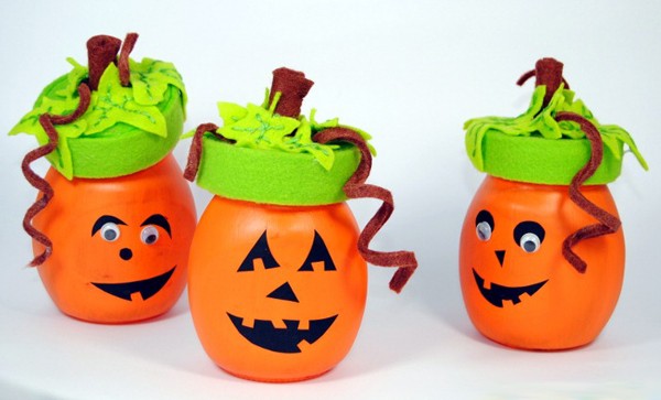 tận dụng lọ hoa làm bí ngô halloween