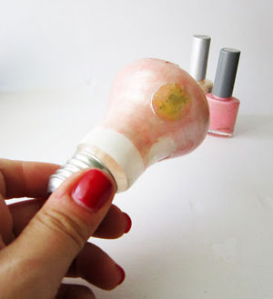 tận dụng bóng đèn làm lọ hoa trang trí