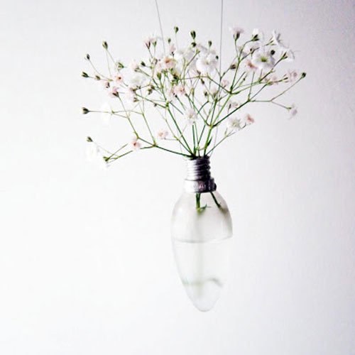 tận dụng bóng đèn làm lọ hoa trang trí