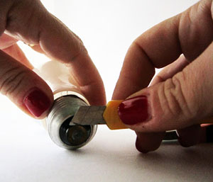 cắt bỏ phần đầu của bóng đèn