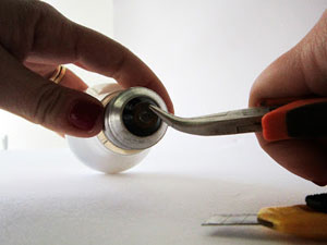 tận dụng bóng đèn làm lọ hoa trang trí