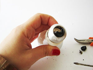 tận dụng bóng đèn làm lọ hoa trang trí