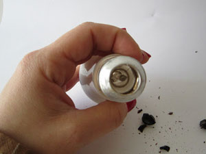 tận dụng bóng đèn làm lọ hoa trang trí