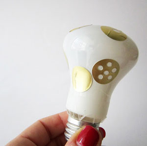 tận dụng bóng đèn làm lọ hoa trang trí