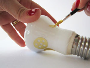 tận dụng bóng đèn làm lọ hoa trang trí