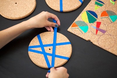 tự chế đồng hồ treo tường đơn giản và đầy màu sắc