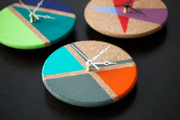 tự chế đồng hồ treo tường đầy màu sắc