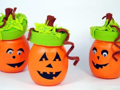 Tận dụng lọ hoa làm bí ngô đón Halloween