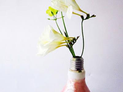 Tận dụng bóng đèn làm lọ hoa trang trí
