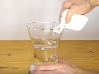 Dùng băng dính để cắm hoa đẹp như ngoài tiệm