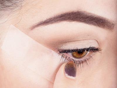 Kẻ mắt với băng dính cực kì đơn giản