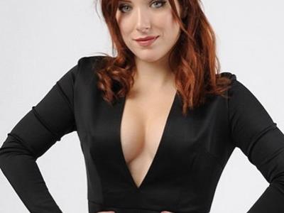 Kim “siêu vòng 3” chia sẻ bí quyết mặc đẹp với băng dính